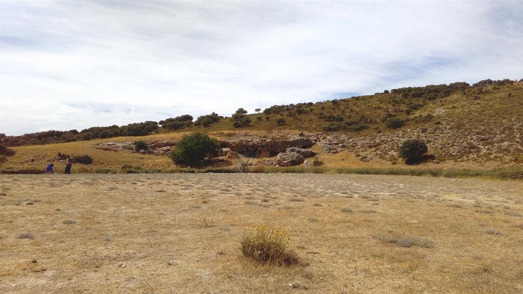 Puede observarse que la laguna se encuentra en una hondonada, rodeada de relieves alomados. Al acceder en coche al parking, no se visualiza la lámina de agua hasta que no se recorren los metros que separan el parking del cuerpo de agua.(13-9-2016)