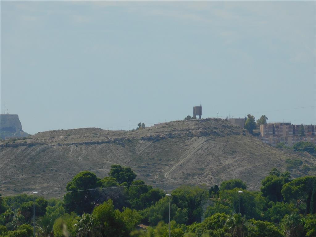 Vista con zoom de la discordancia en las Lomas del Garbinet desde el límite con St Vicente del Raspeig y Mutxamel (X-719841 Y-4253333)  (Año 2019)