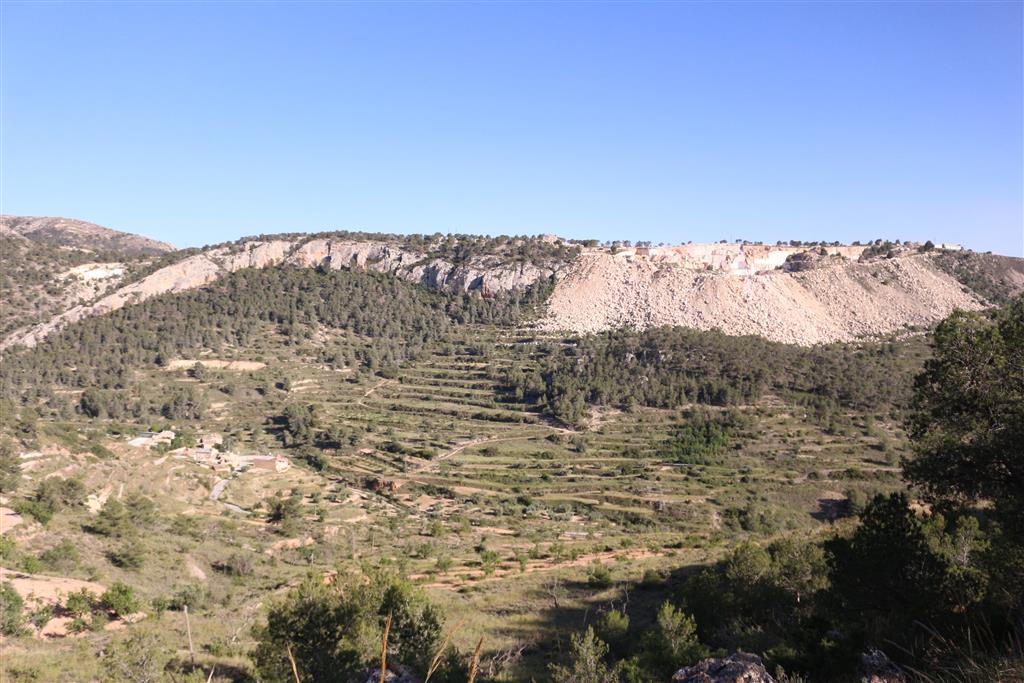 Vista de una de las escombreras de las explotaciones cerca de Tres Fuentes