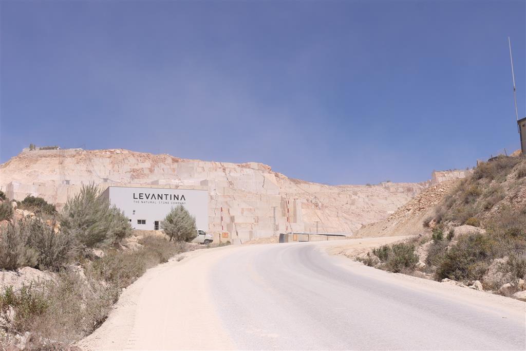 Una de las explotaciones de mármoles cerca de Algueña