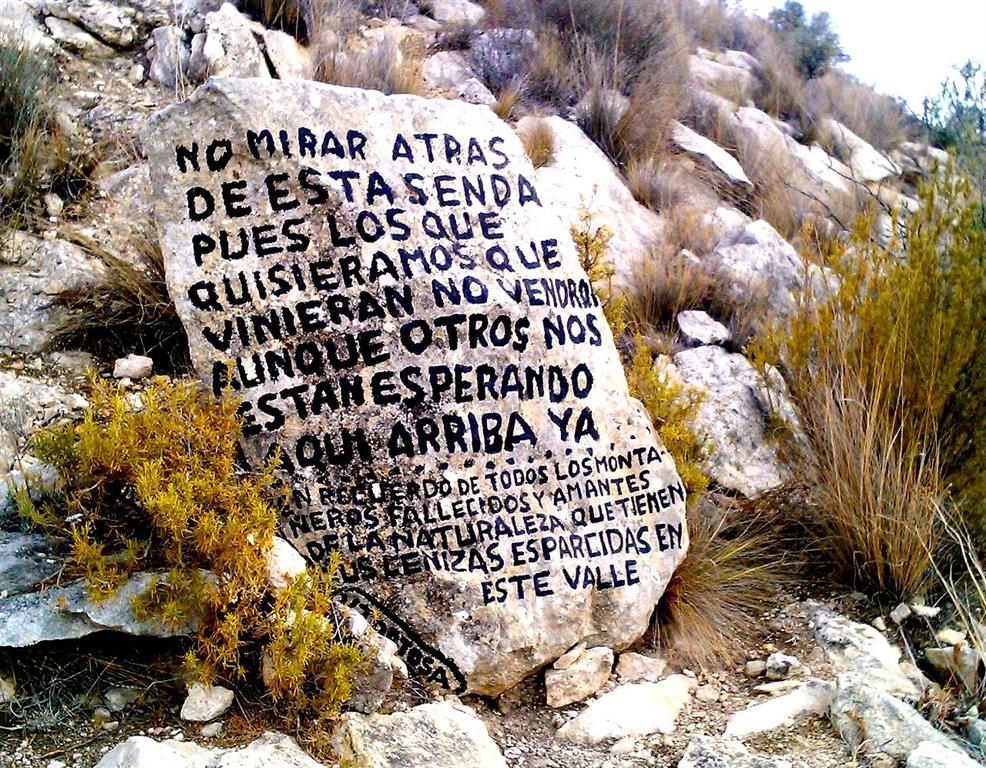 Frases pintadas en la piedra Bateig por una asociación local (Foto: Wikipedia). Aunque se haya hecho con buena voluntad, es un acto vandálico contra el patrimonio geológico