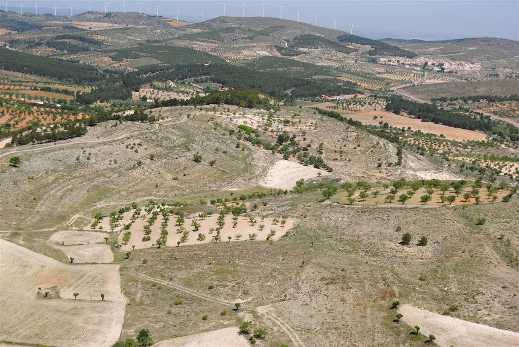 Panorámica desde el castillo hacia el NO, sobre la estructura sinclinal en materiales cretácicos y del Mioceno Medio, con su cierre periclinal
