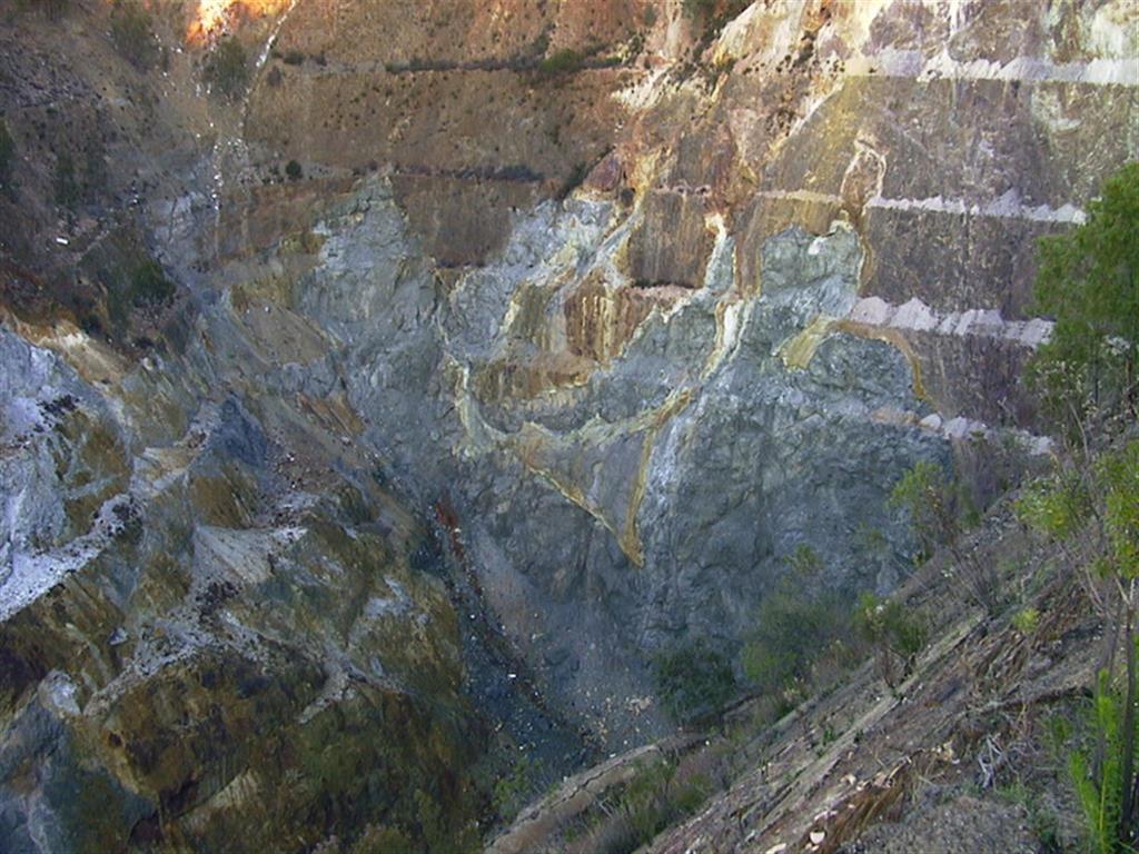 Sulfuros masivos en el fondo de la corta de La Zarza. Los sulfuros masivos tienen una morfología irregular con el mineral silíceo en el borde
