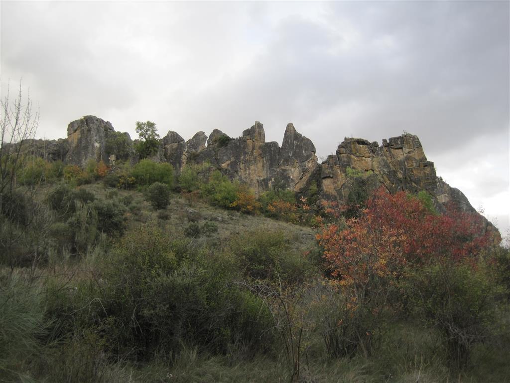 Crestas verticales de carbonatos del Cretácico en el paraje Las Cuchilleras