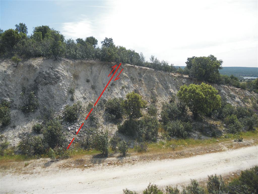 Vista general del cabalgamiento del zócalo granítico sobre el Terciario en la pista de La Sacera.