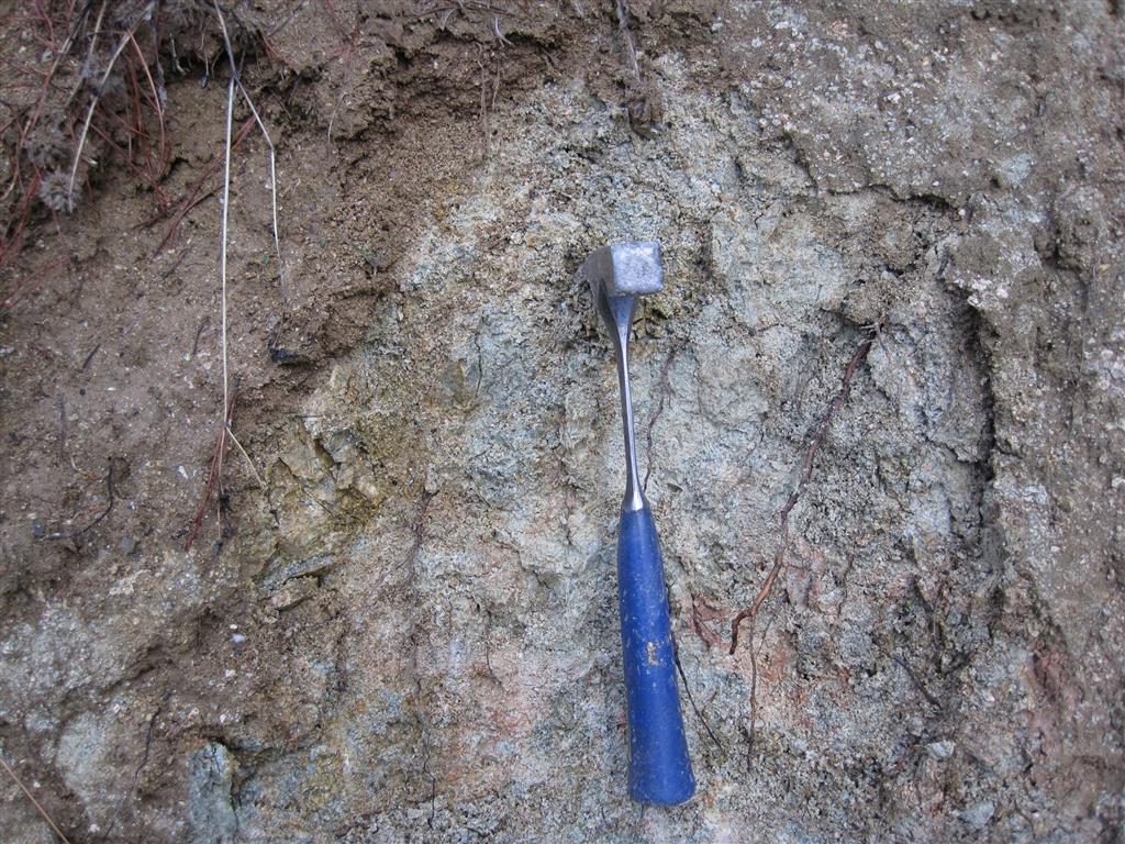 La roca de falla aparece muy triturada y meteorizada