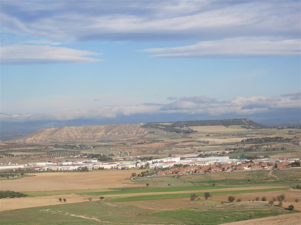 Vista general del Cerro del Viso desde el sur. Se observa la mitad este de la ladera regularizada y la mitad oeste acarcavada