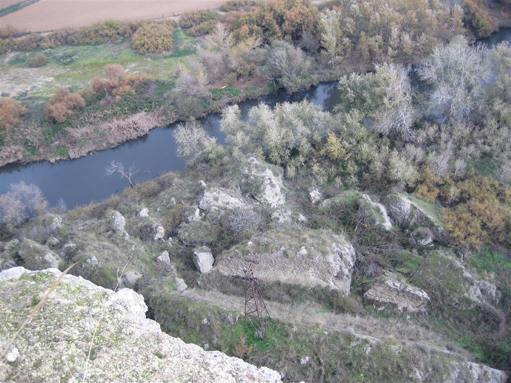 Porción norte del movimiento de ladera visto desde el borde del escarpe. El movimiento de esta porción fue un deslizamiento de rocas (rock slide). El poste metálico indica que el deslizamiento está inactivo