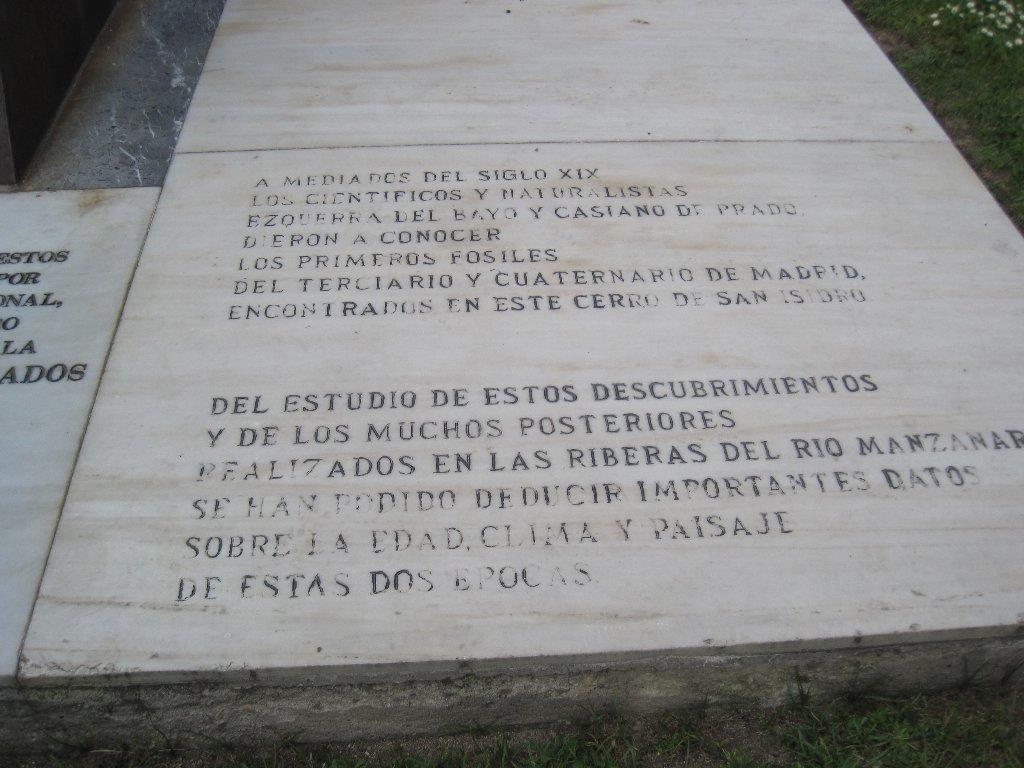 Monumento del yacimiento de San Isidro. Losa de mármol con inscripciones.