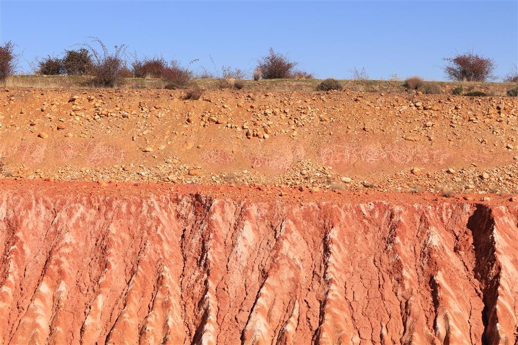 Procesos de alteración a techo del neógeno y contacto con la raña.  Carretera CM-1001, PK 58.200