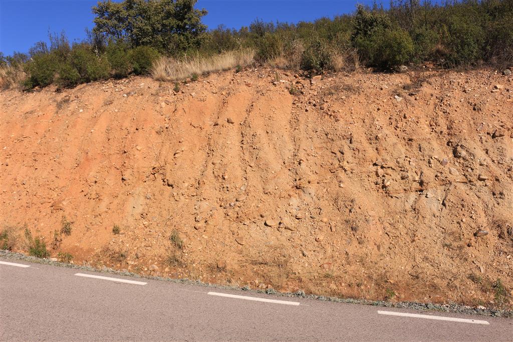 Posible discontinuidad entre los depósitos basales y superiores en el Abanico de Zarzuela de Jadraque. Carretera a Semillas. PK 4,600