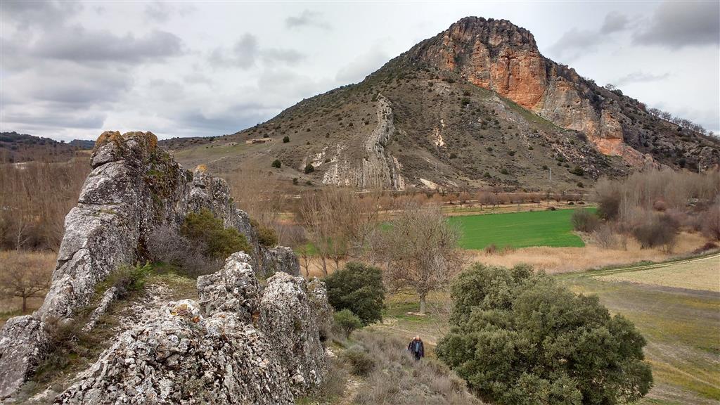 Panorámica del extremo oriental del LIG, con Eoceno discordante en primer plano.