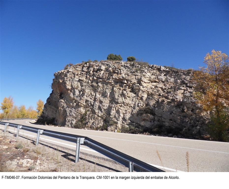 Formación Dolomías del Pantano de la Tranquera. CM-1001 en la margen izquierda del embalse de Alcorlo.