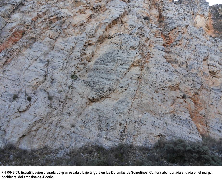 Estratificación cruzada de gran escala y bajo ángulo en las dolomías de Somolinos. Cantera abandonada situada en el margen occidental del embalse de Alcorlo