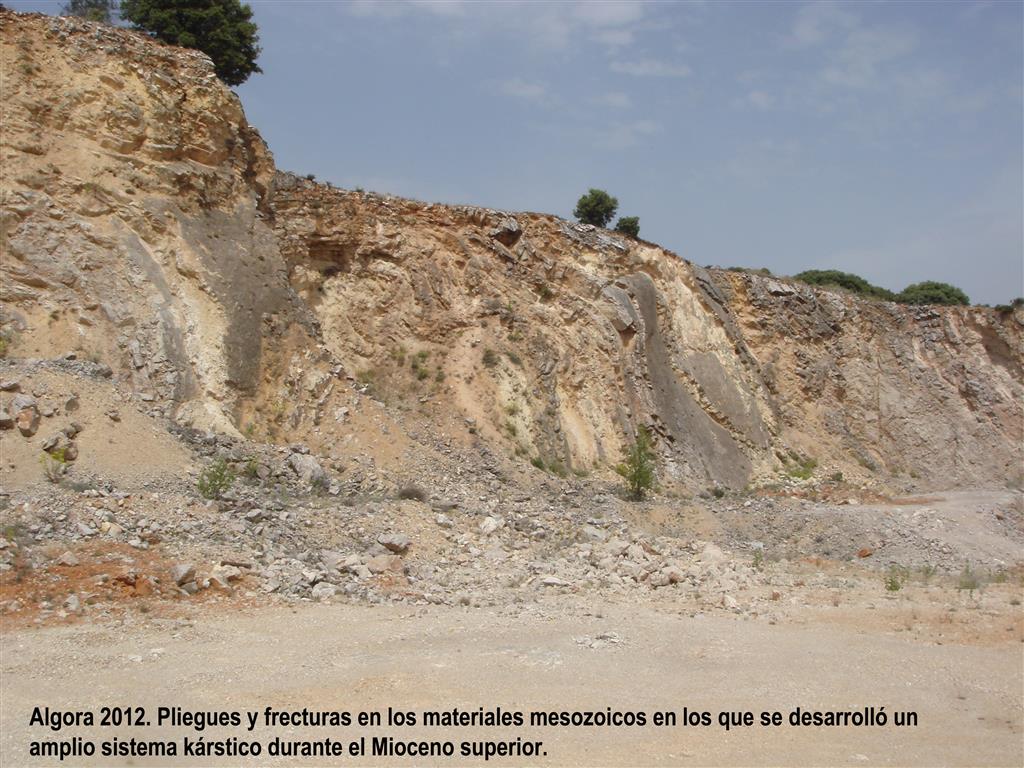 Algora 2012. Pliegues  fracturas en los materiales mesozoicos en los que se desarrolló un amplio sistema kárstico durante el Mioceno superior