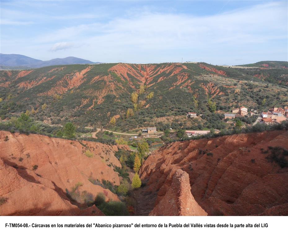 Cárcavas en los materiales del "abanico pizarroso" del entorno de  la Puebla del Vallés vistas desde la parte alta del LIG