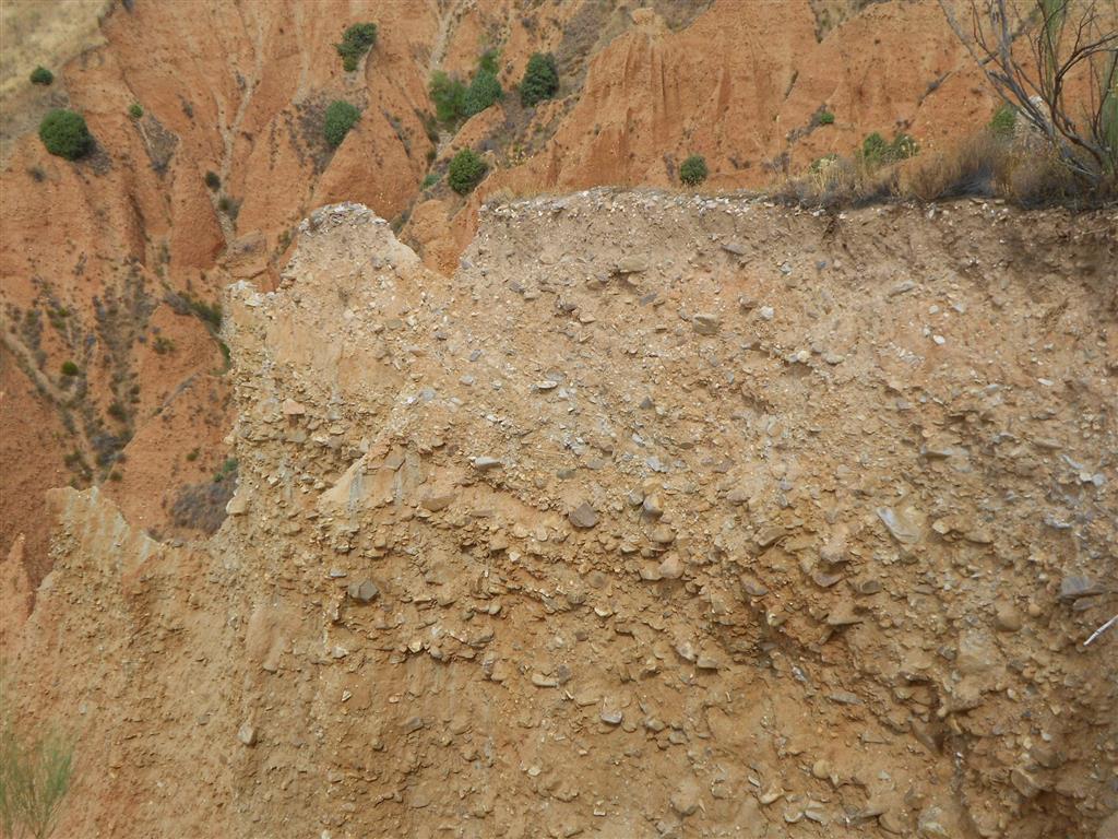 Cárcava del Monte Guadarrama. Detalle del sedimento formado por gravas y arenas.