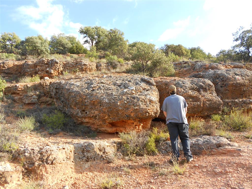 Abanico de Las Inviernas. Capas de conglomerados con bases erosivas, próximas al ápice del abanico