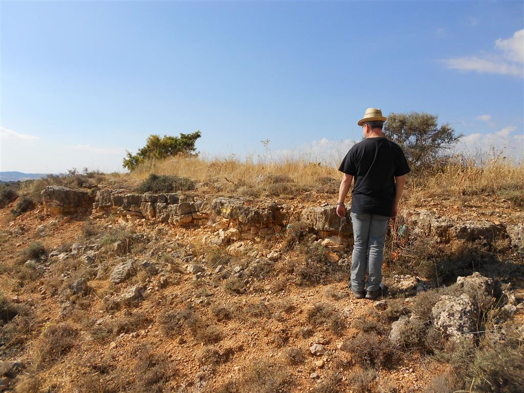 Caliza del páramo que fosiliza los materiales del Abanico de Las Inviernas. Observar el escaso espesor que presenta en la zona