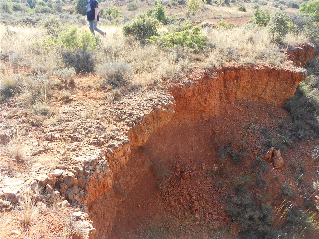 Capas de gravas en zona distal del Abanico de Las Inviernas. Los conglomerados presentan aquí mucho menor espesor, son más delgadas las capas y el tamaño de los componentes es más pequeño y más seleccionado