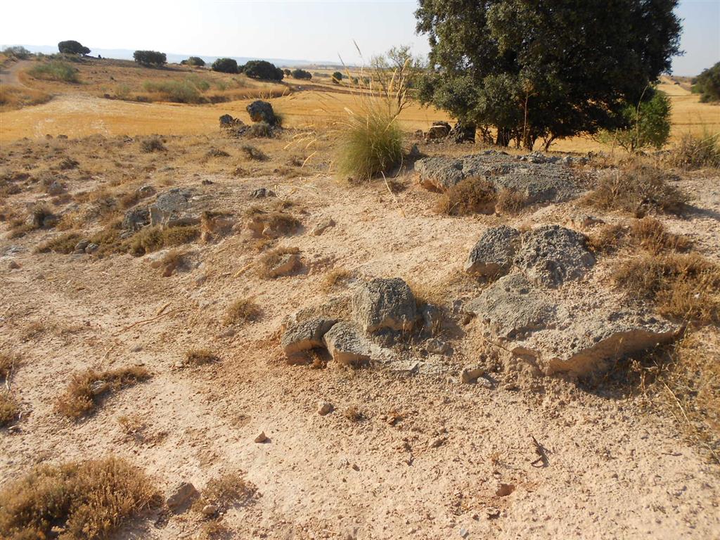 Túmulos naturales en yesos, parcialmente arruinados