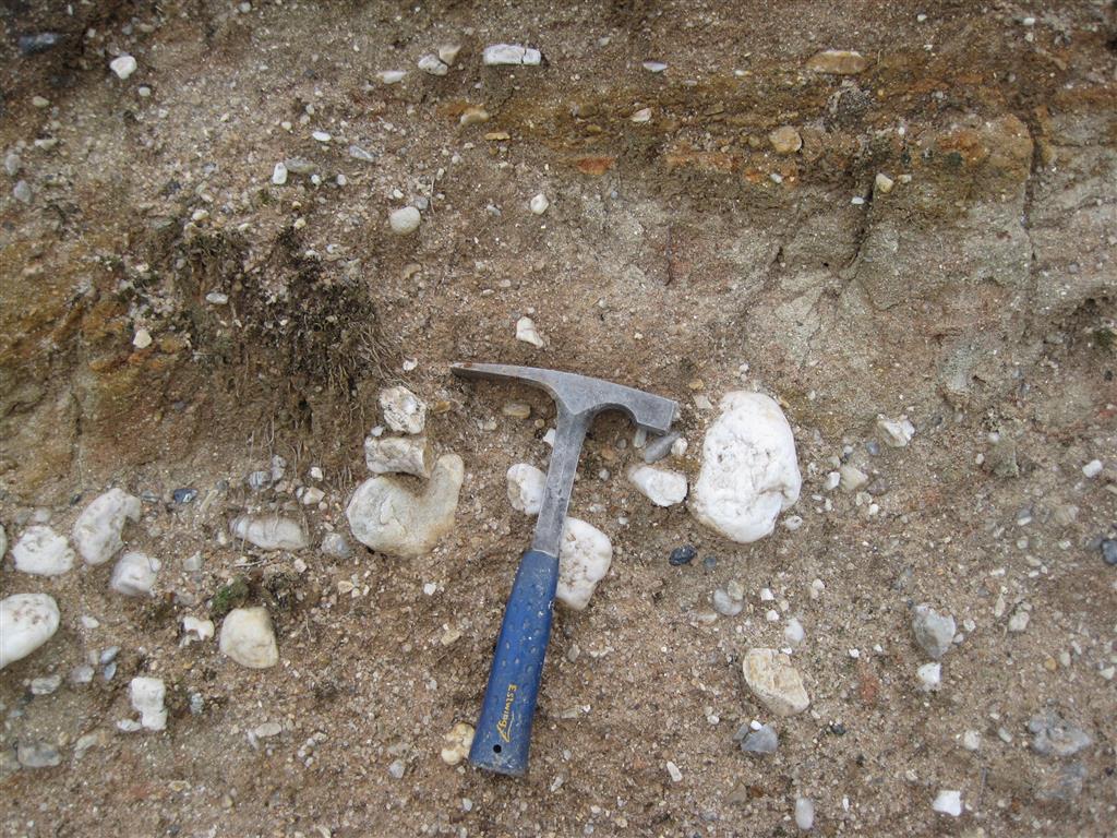 Materiales detríticos del bloque cabalgado (arcosas con cantos y gravas, Oligoceno superior – Mioceno inferior).