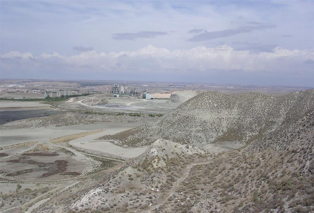 Vista de las explotaciones del cerro del Águila desde los de Magán