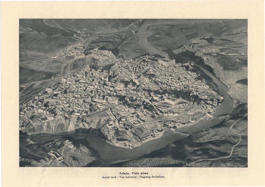 Vista aérea de la ciudad de Toledo a comienzos de siglo XX con vista en primer plano  del meandro que forma el río Tajo. Vista tomada de la web: Toledo olvidado/imágenes. https://www.facebook.com/ToledoOlvidado/