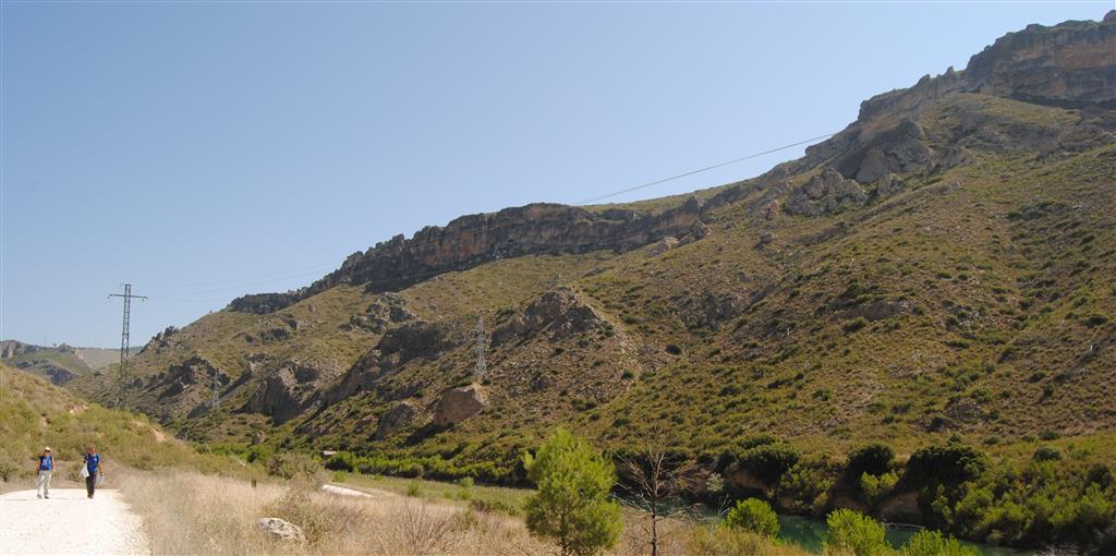 Vista del flanco oeste de la Sierra de la Cruz desde el suroeste, por el camino a la ermita..