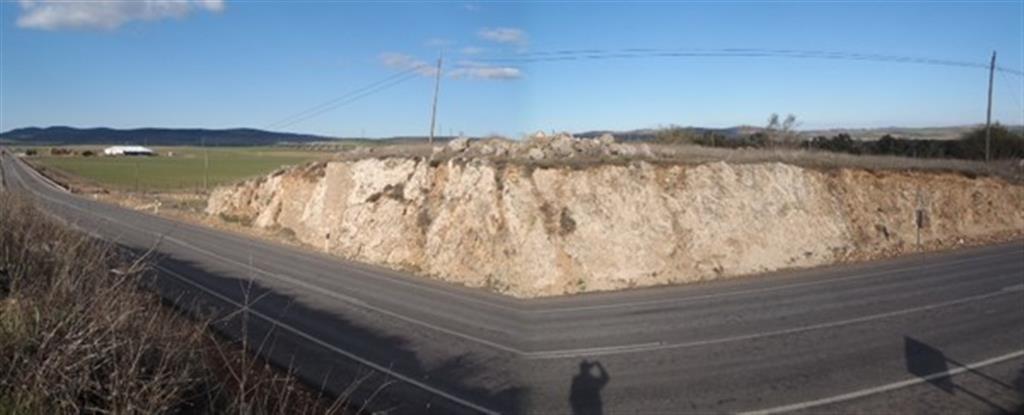 Vista general del corte levantado sobre el LIG-134 a través de la carretera N-430 entre los pk. 294—293. Tres kilómetros después se encuentra otro LIG equivalente y Monumento natural que es el Yacimiento plioceno de Las Higueruelas.