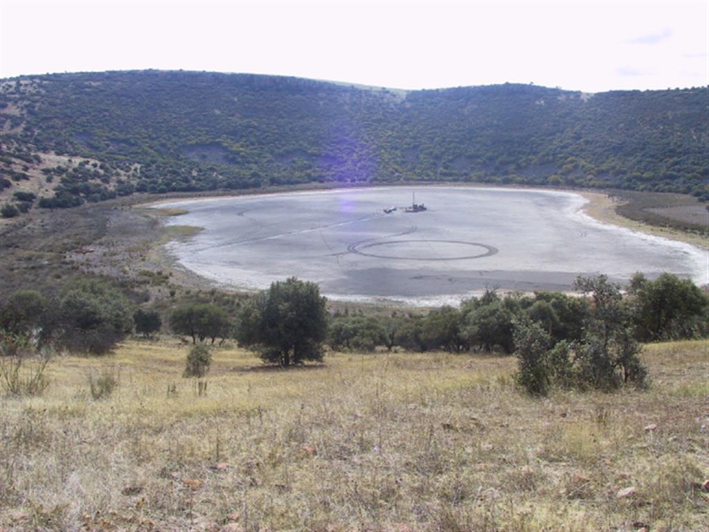 Panoramica del maar de Fuentillejo desde el borde norte del cráter. Año 2002