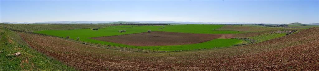 Vista panorámica del maar de la Hoya del Mortero visto de este a oeste. Los afloramientos rocosos que se observan a la derecha de la imagen (en la zona norte del Maar) corresponden a cuarcita ordovícicas que son la composición de los líticos arrancados por la erupción volcánica.