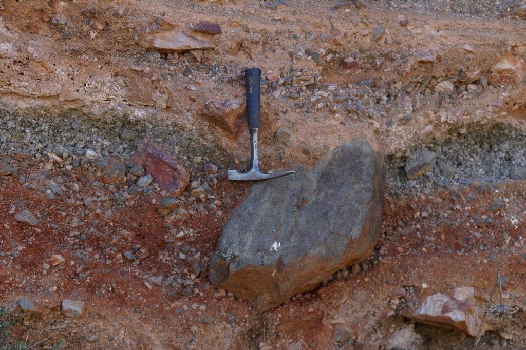 Detalle del aspecto de los líticos arrancados del sustrato rocoso por las erupciones volcánicas. Véase la deformación (bomb-sag) producida por el impacto del clasto.