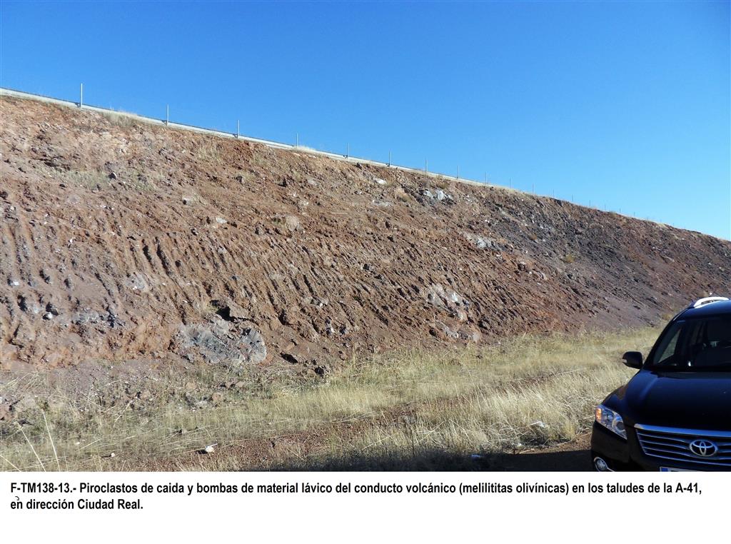 Piroclastos de caída y bombas de material lávico del conducto volcánico (melilititas olivínicas) en los taludes de la A41, en la dirección de Ciudad Real