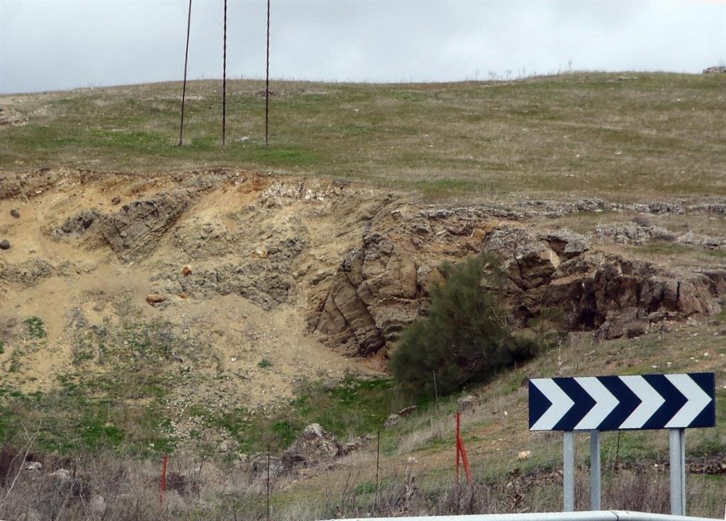 Detalle del afloramiento de los materiales pliocenos sobre los piroclastos de caída que se hayan intercalados entre el relleno de margas y carbonatos