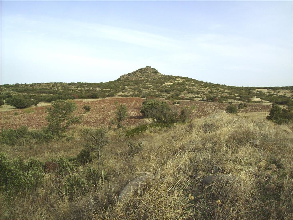 Típica estampa del Morrón de Villamayor, formado por la acumulación de material lávico de melaleucititas olivínicas, emergiendo con su forma triangular sobre las crestas de cuarcitas paleozoica (Foto: Á. García-Cortés).