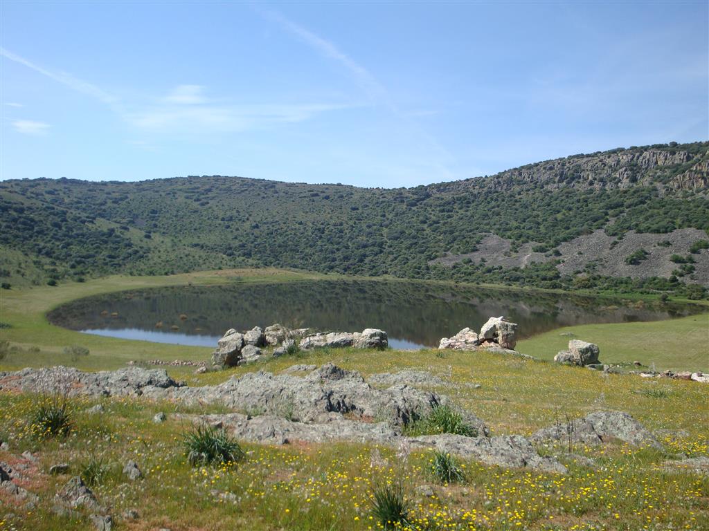 Laguna estacional del maar del Acebuche sobre substrato del Ordovícico Inferior