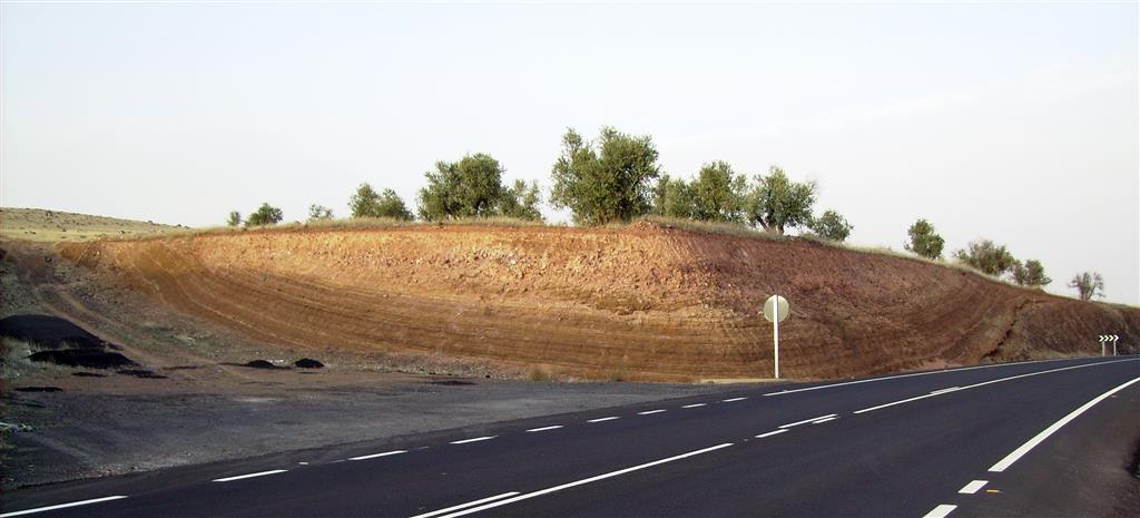 Fotos del anillo de cenizas hidromagmáticos que aparecen en la intersección de la CM413 y la Vereda de Castellanos, Pk.16,500 (Foto: Á. García-Cortés).