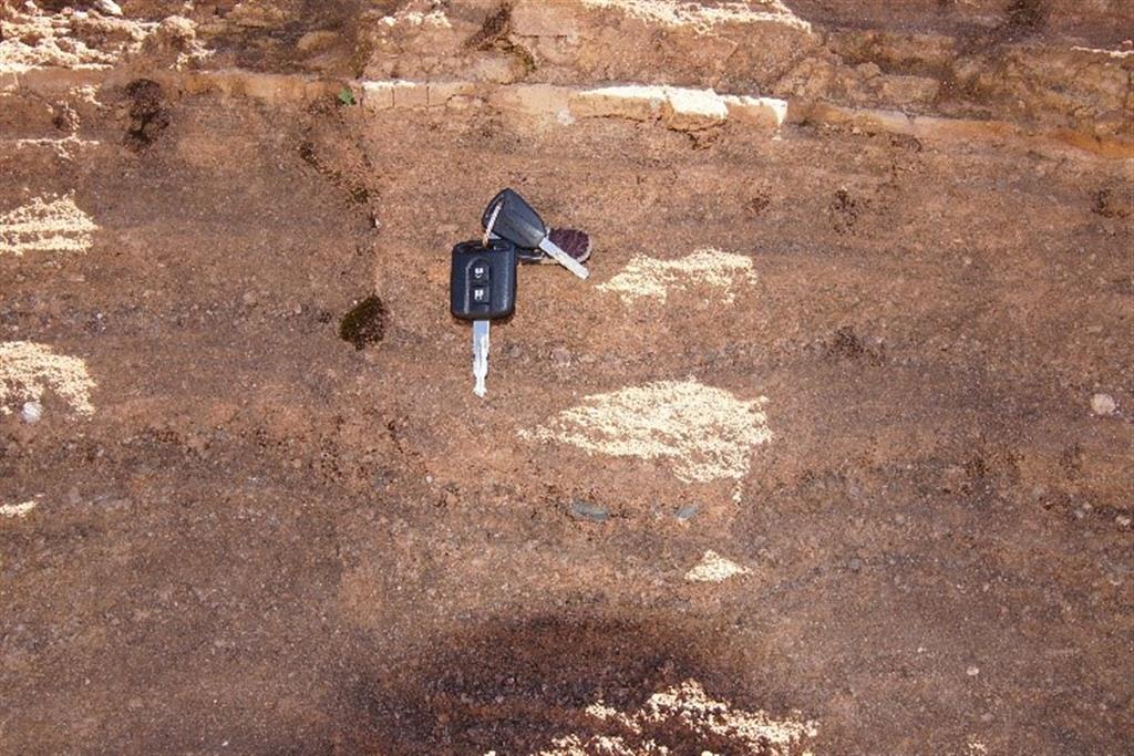 Detalle de la imagen anterior donde se observa que la imbricación de los clastos planares indica una orientación y sentido que proceden desde el Maar de Casa Blanca o Vegas de Castellanos.