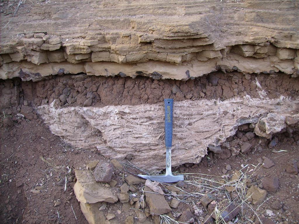 Detalle de los niveles hidromagmáticos anteriores sobre lutitas con un canal de clastos carbonáticos (Foto: Á. García-Cortés).