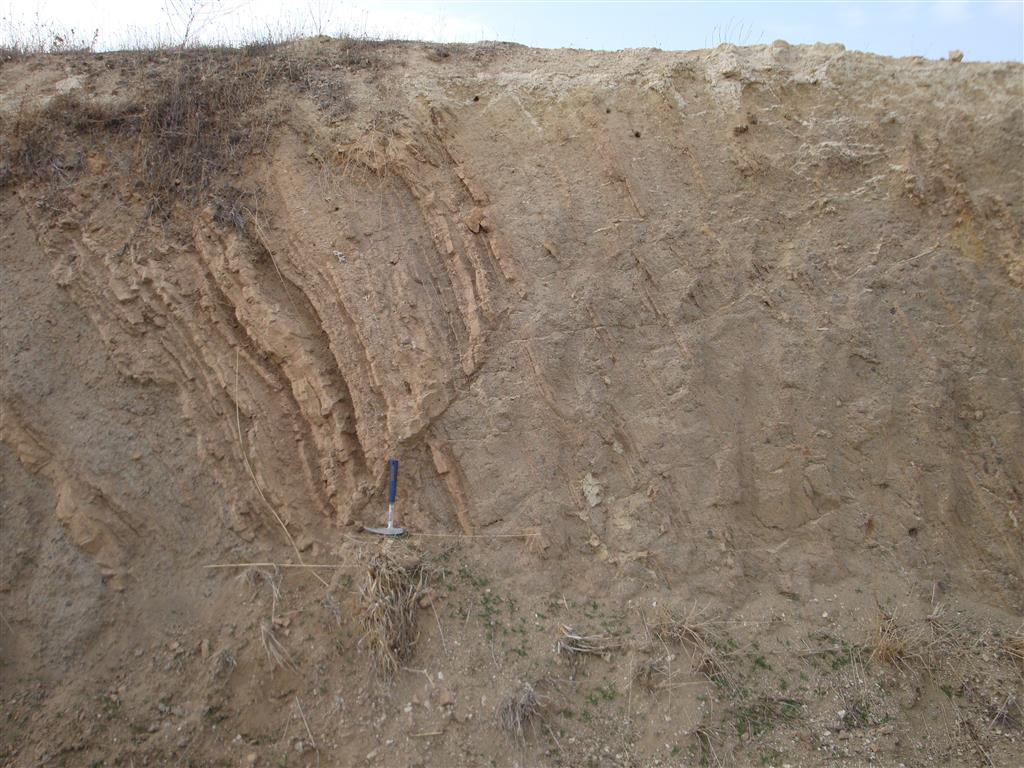 Discordancia angular entre las pizarras del Río (Ordovícico medio) y las calizas continentales del Plioceno
