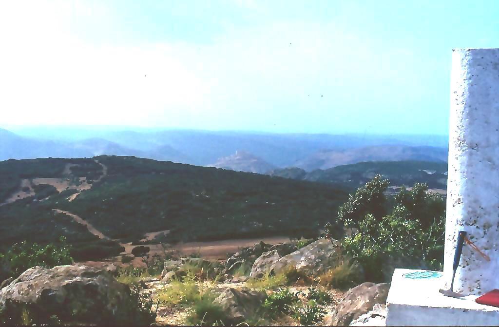 Imagen tomada desde el vértice geodésico situado en el volcán de La Atalaya (1.118m). La imagen está tomada hacia el norte del volcán y aparece en el centro y bajo la línea del horizonte el castillo de Calatrava La Nueva, perteneciente a Aldea del Rey.