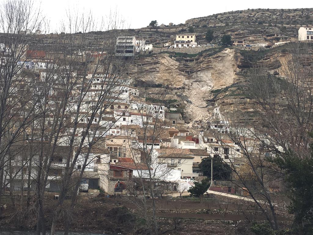 Fotografía de la localidad de Alcalá del Júcar donde se aprecian los deslizamientos y caída de bloques de 20 de diciembre de 2016 (fotografía tomada el 24 de febrero de 2017)