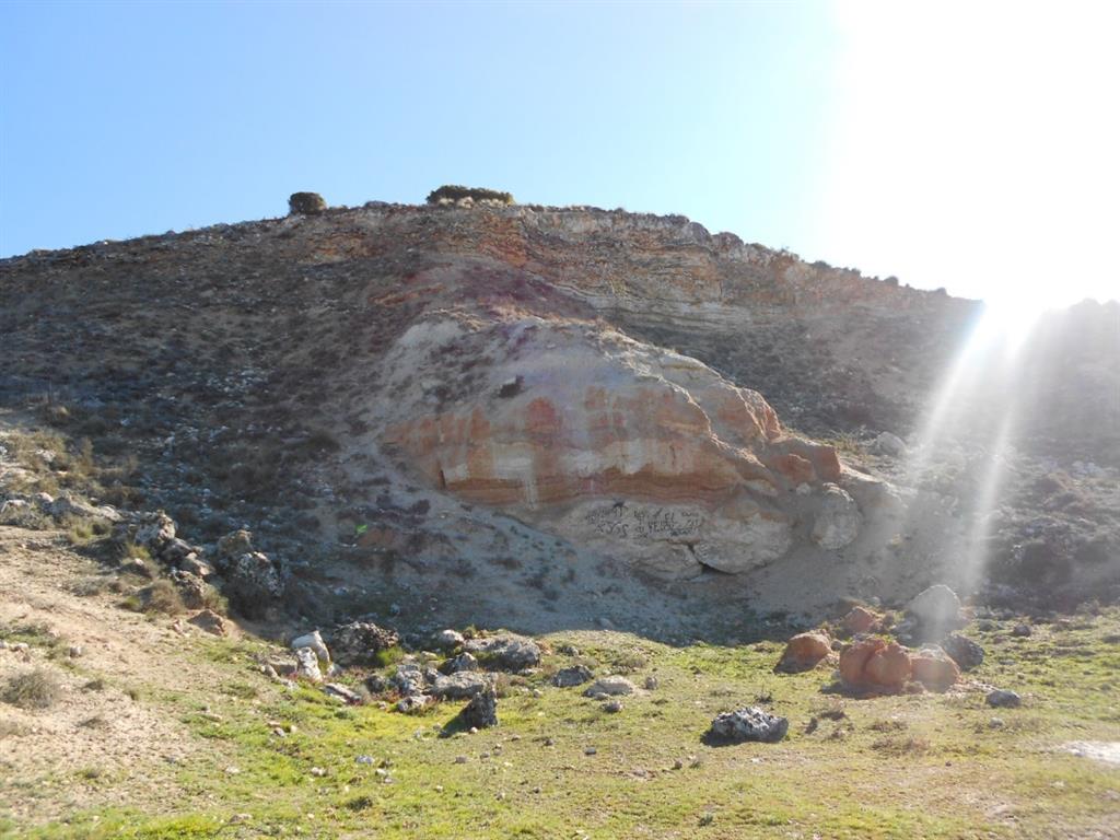 Vista de la bocamina de la explotación de yesos y del corte del paleokarst al fondo